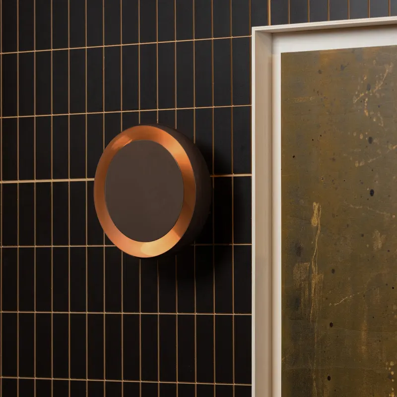 Gloomy Wandleuchte aus Metall mit zwei Lichtpunkten, Braun, im Wohnraum