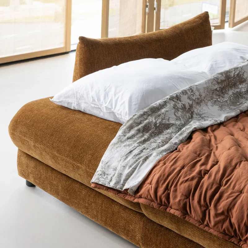 Jonne Schlafsofa mit Chenillebezug, Braun, im Wohnraum, Ansicht 1