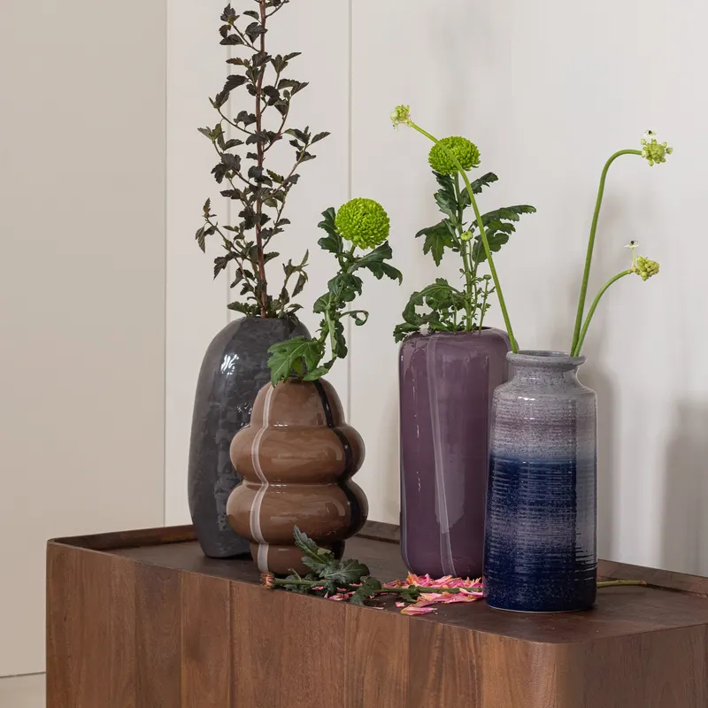 Kency Vase aus Glas mit Streifen, Dunkelbraun, im Wohnraum
