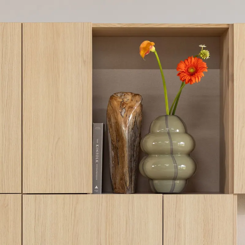 Kency Vase aus Glas mit Streifen, Grau, im Wohnraum, Ansicht 1
