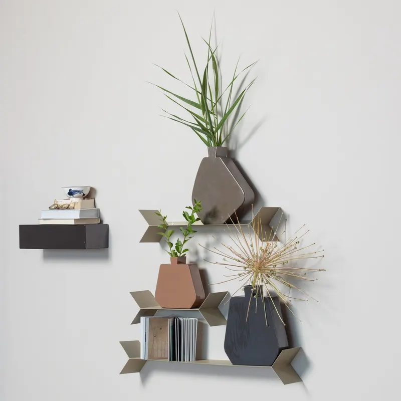Kimi Vase aus Metall, Mokkabraun, im Wohnraum, Ansicht 1