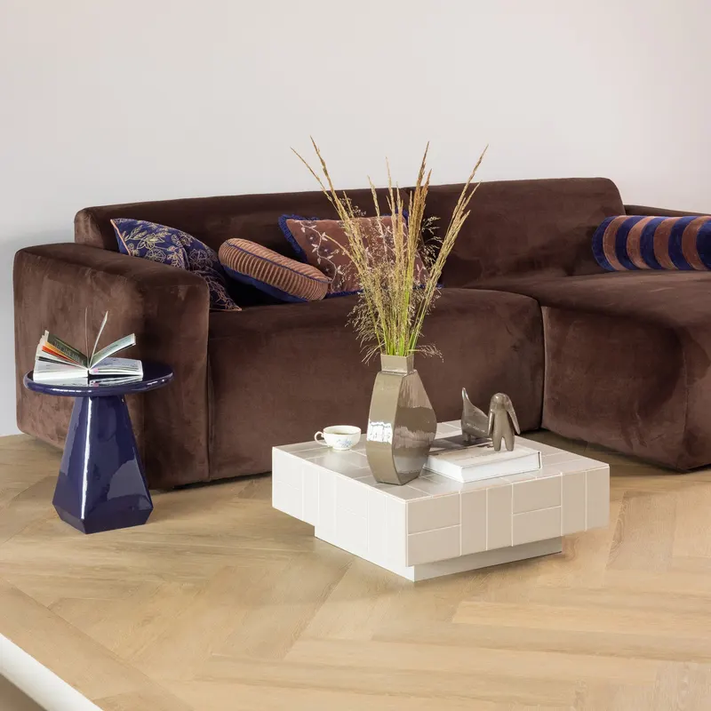 Kimi Vase aus Metall, Mokkabraun, im Wohnraum, Ansicht 2