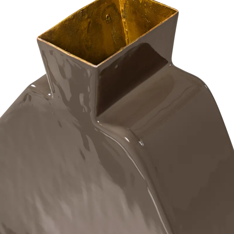 Kimi Vase aus Metall, Mokkabraun, Detail