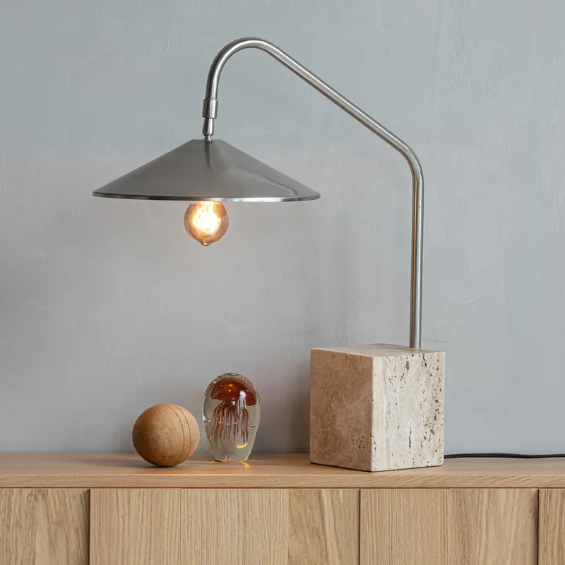 Korn Tischlampe aus Metall, Chrom, im Wohnraum