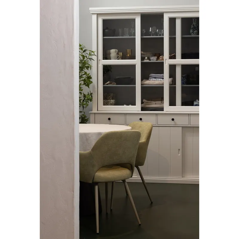 Lagos Vitrine mit Schiebetüren, Weiß, im Wohnraum, Ansicht 1