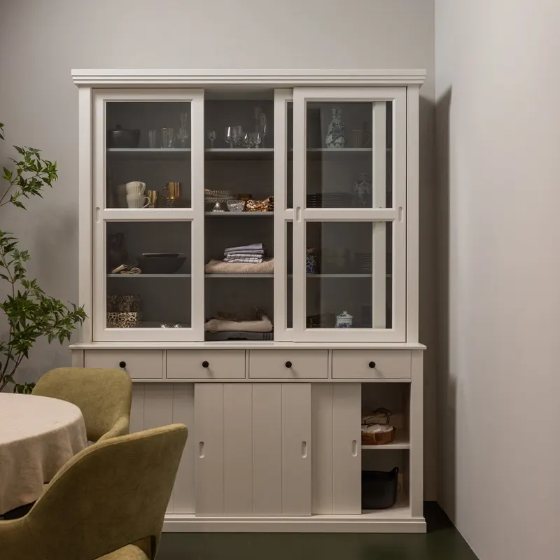 Lagos Vitrine mit Schiebetüren, Weiß, im Wohnraum, Ansicht 2
