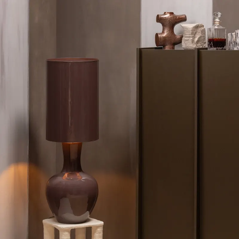Loa Tischlampe aus Metall, Braun, im Wohnraum, Ansicht 1