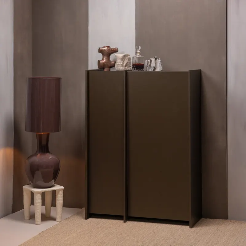 Loa Tischlampe aus Metall, Braun, im Wohnraum, Ansicht 2