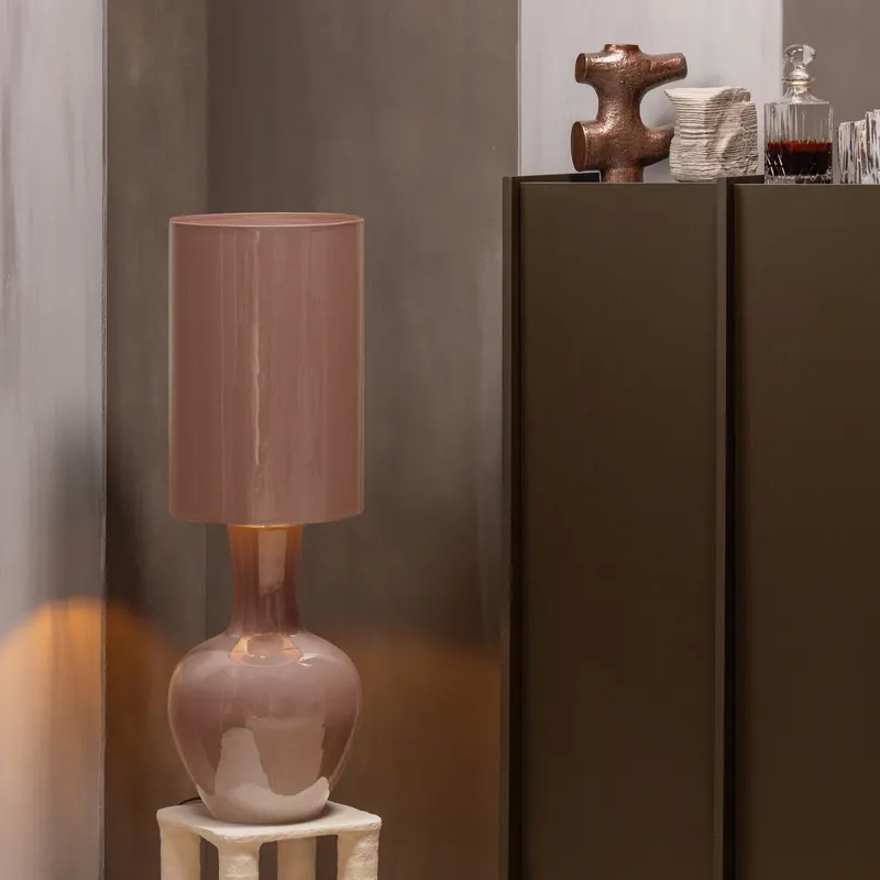 Loa Tischlampe aus Metall, Hellrosa, im Wohnraum