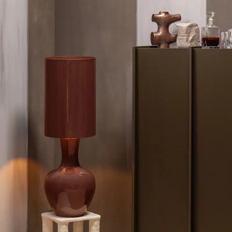 Loa Tischlampe aus Metall, Rot, im Wohnraum