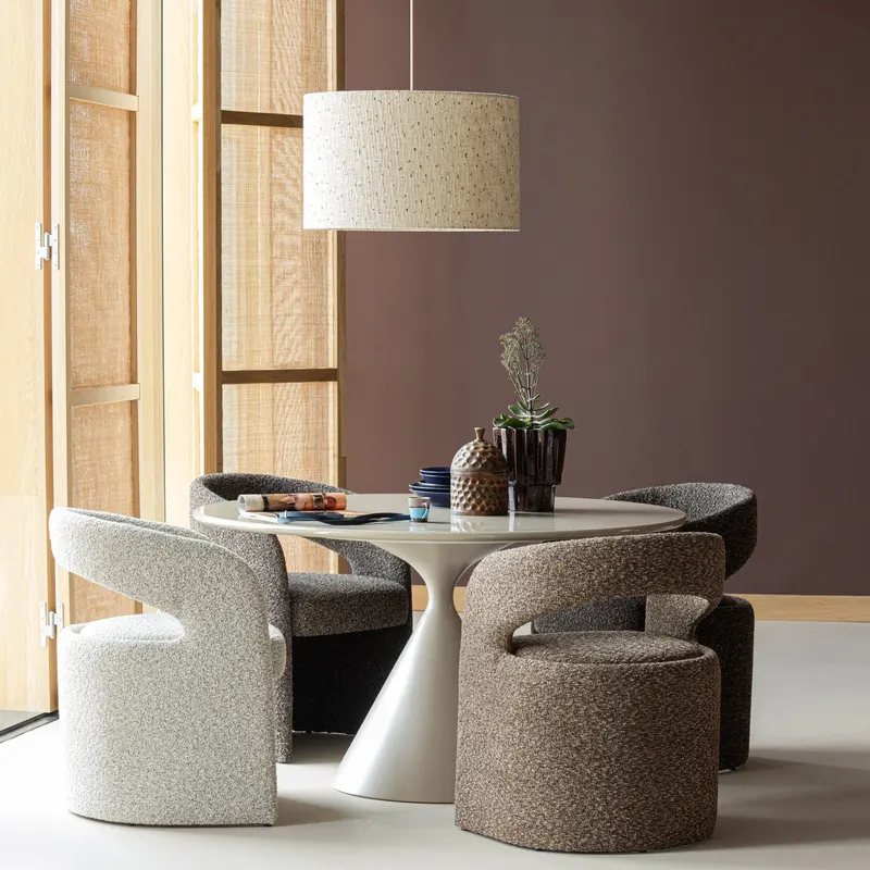 Loft Hängelampe mit Bouclé-Schirm, Natur mit Tupfen, im Wohnraum