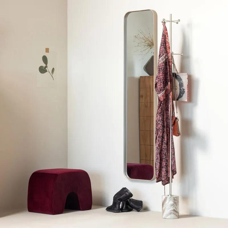 Lucen Hocker, Burgunderrot, im Wohnraum, Ansicht 1