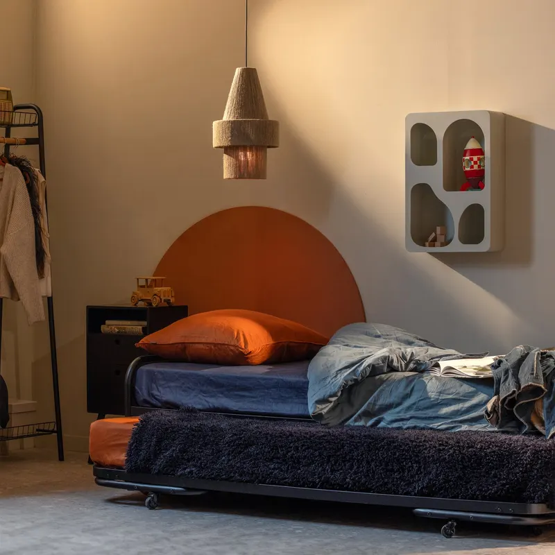 Lucy Rollbett aus Metall, Schwarz, 90 × 200 cm, im Wohnraum, Ansicht 2