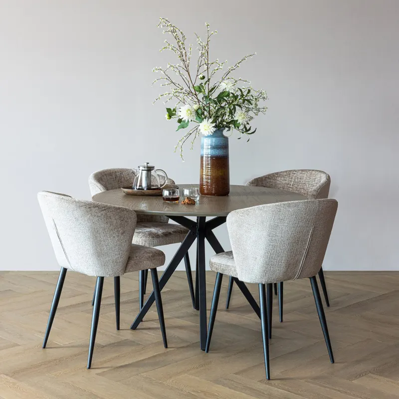 Vier Stühle Luse von WOOOD in Beige an einem runden Esstisch