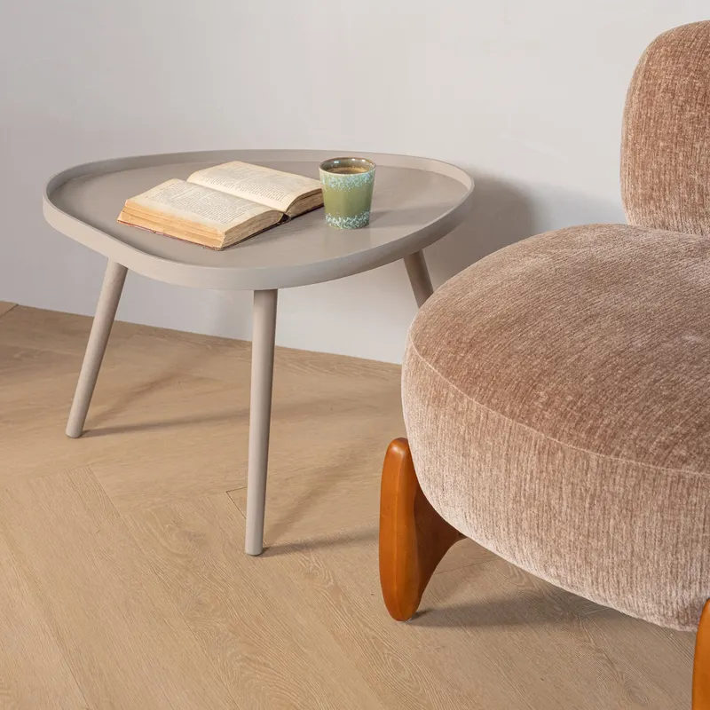 Mae Beistelltisch mit organischer Form, Sand, im Wohnraum