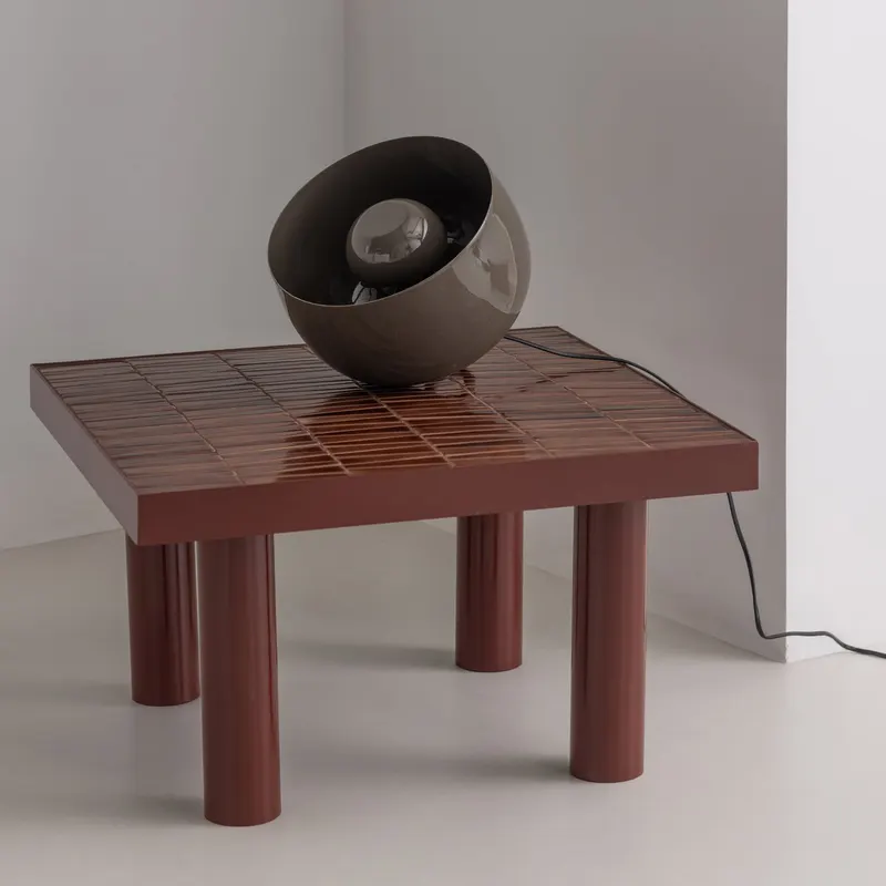 Mero Tischlampe mit runder Metallform, Mokkabraun, im Wohnraum, Ansicht 1