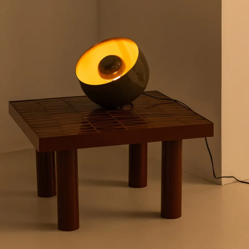 Mero Tischlampe mit runder Metallform, Mokkabraun, im Wohnraum, Ansicht 2
