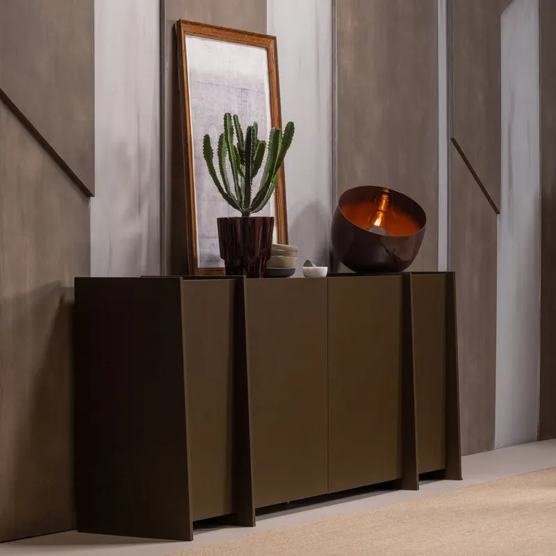 Mero Tischlampe mit runder Metallform, Rot, im Wohnraum