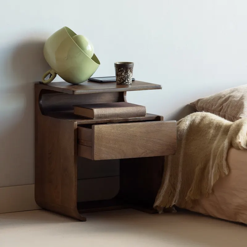 Zalu Nachttisch aus Mangoholz mit Schublade, Braun, im Wohnraum