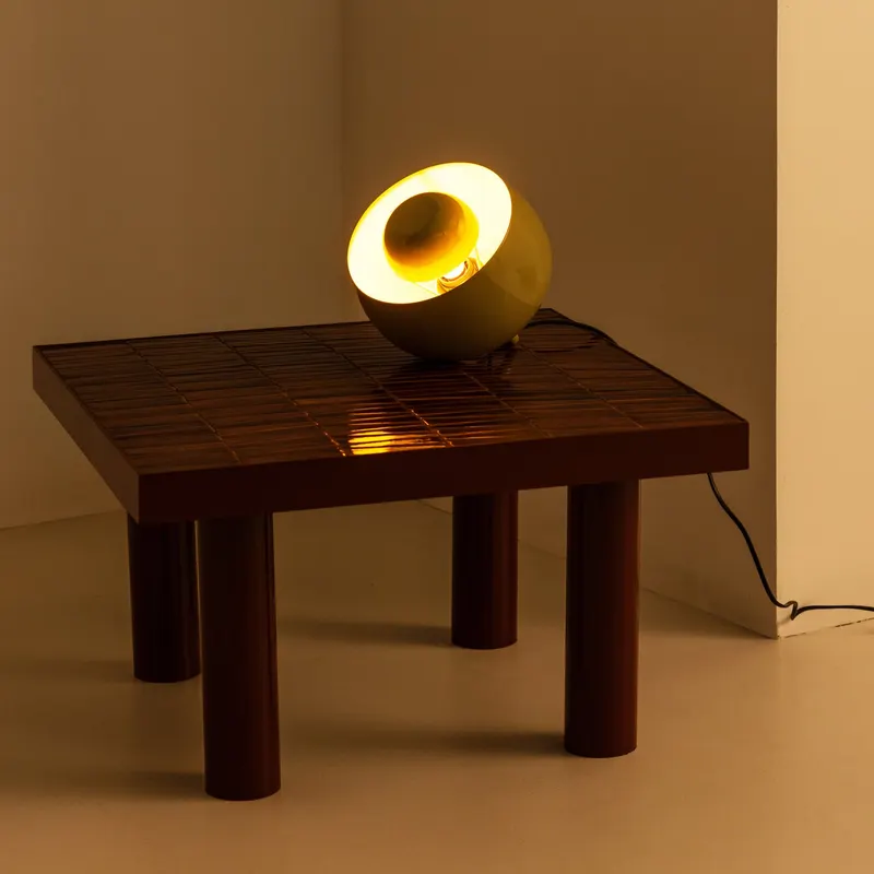 Mero Tischlampe aus Metall, Hellgrün, im Wohnraum, Ansicht 2