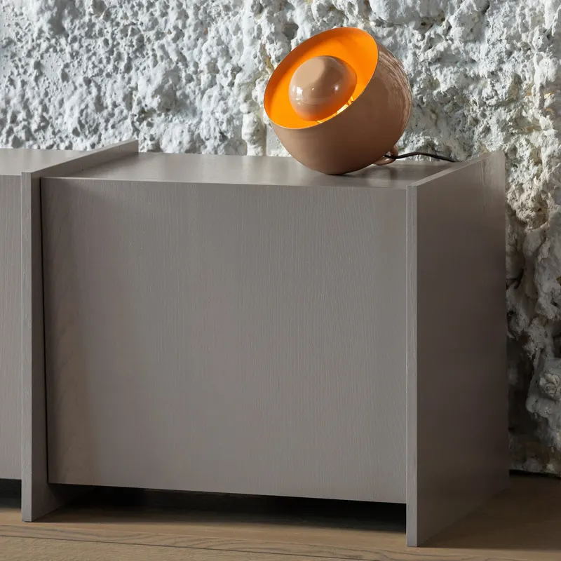 Mero Tischlampe aus Metall, Hellrosa, im Wohnraum, Ansicht 1