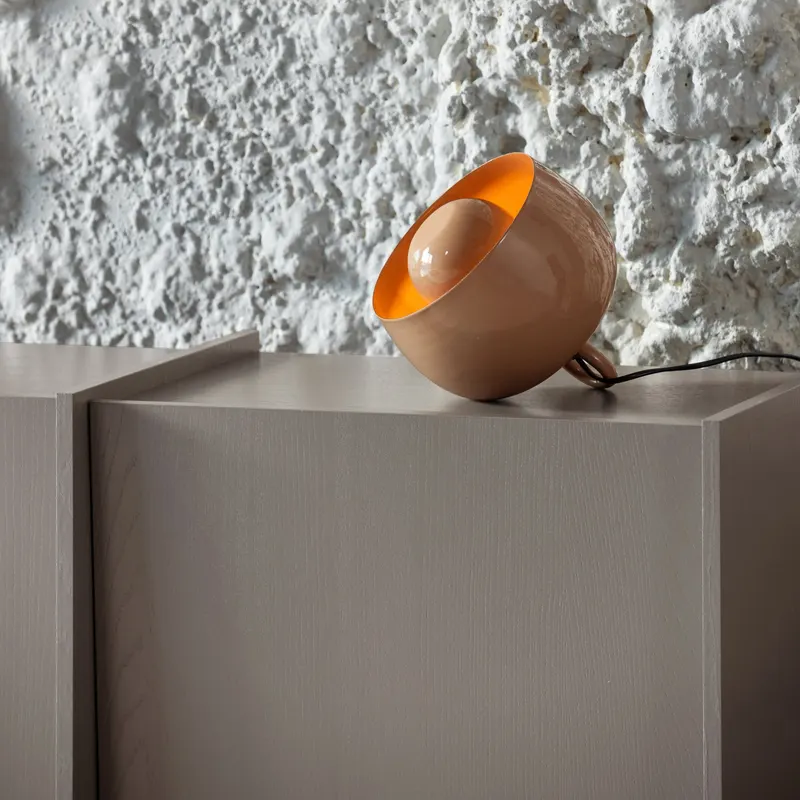 Mero Tischlampe aus Metall, Hellrosa, im Wohnraum, Ansicht 2