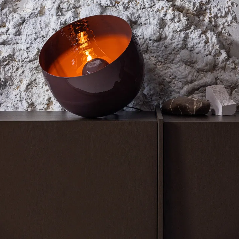 Mero Tischlampe aus Metall, Braun, im Wohnraum