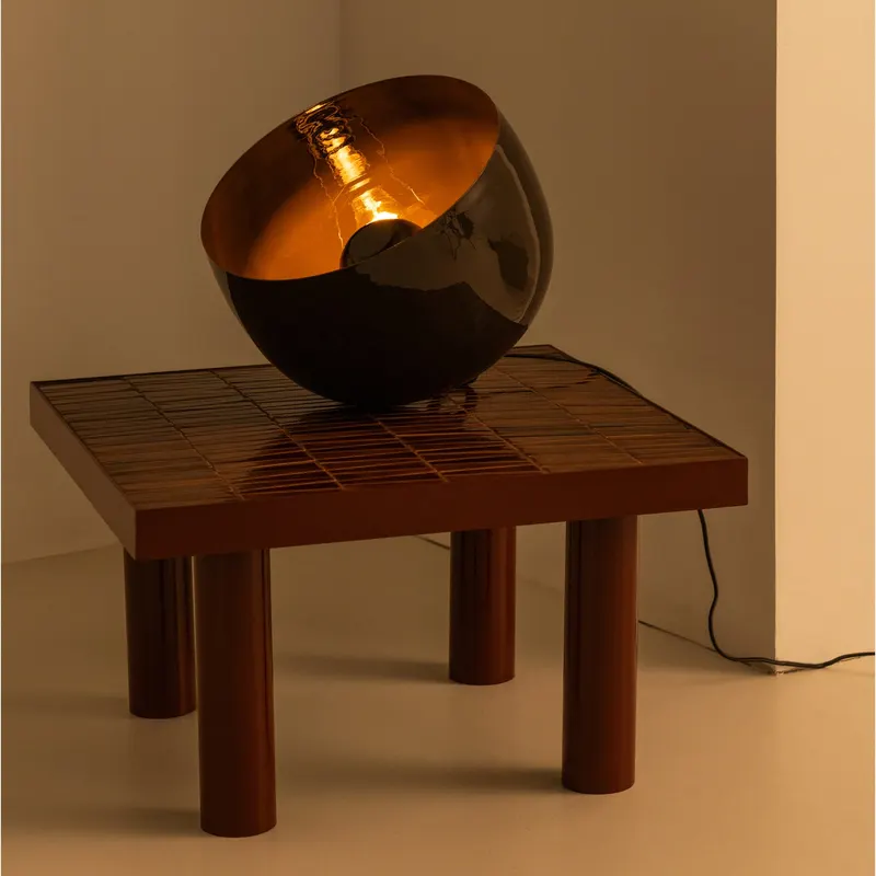 Mero Tischlampe aus Metall, Dunkelbraun, im Wohnraum, Ansicht 2