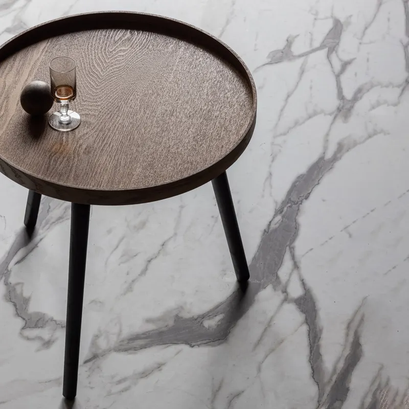 Mesa Beistelltisch mit erhöhtem Rand, Natur, im Wohnraum