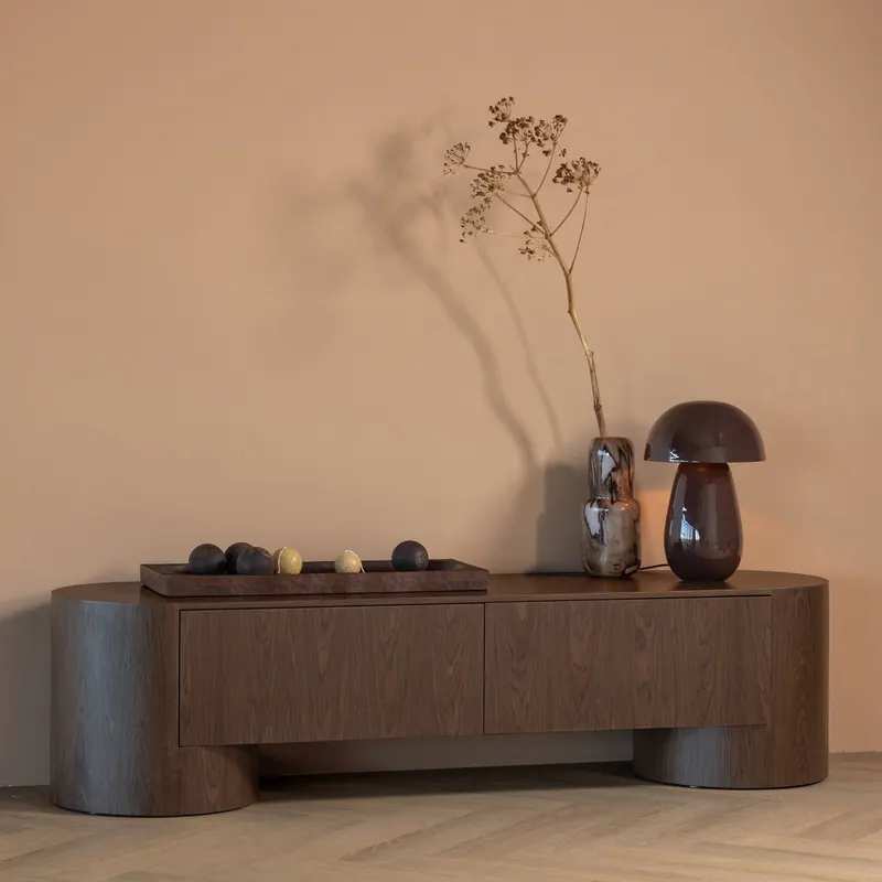 Monika Vase aus braunem Glas, im Wohnraum, Ansicht 1