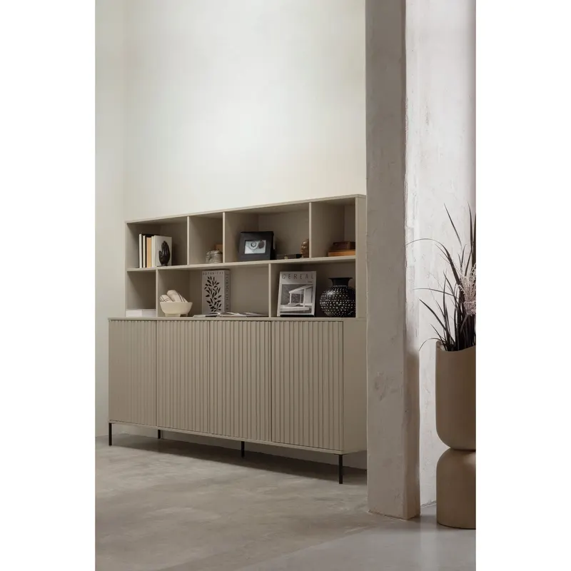 New Gravure Sideboard mit vier Relieftüren, Dust, im Wohnraum, Ansicht 1