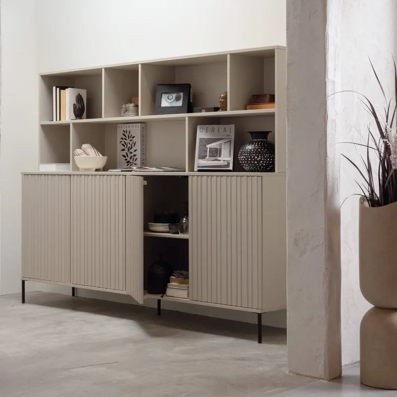 New Gravure Sideboard mit vier Relieftüren, Dust, im Wohnraum, Ansicht 2