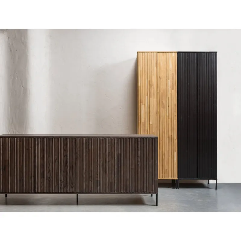New Gravure Sideboard mit vier Relieftüren, Espresso, im Wohnraum, Ansicht 1