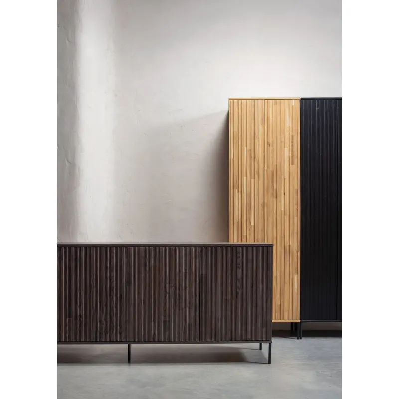 New Gravure Sideboard mit vier Relieftüren, Espresso, im Wohnraum, Ansicht 2