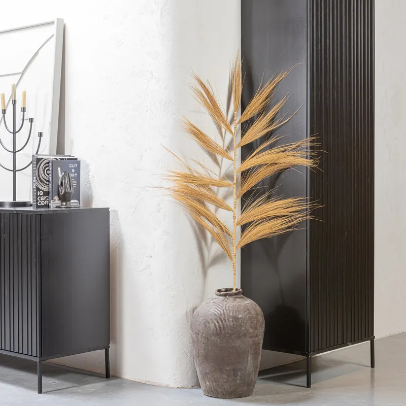 New Gravure Sideboard mit vier Relieftüren, Schwarz, im Wohnraum, Ansicht 1