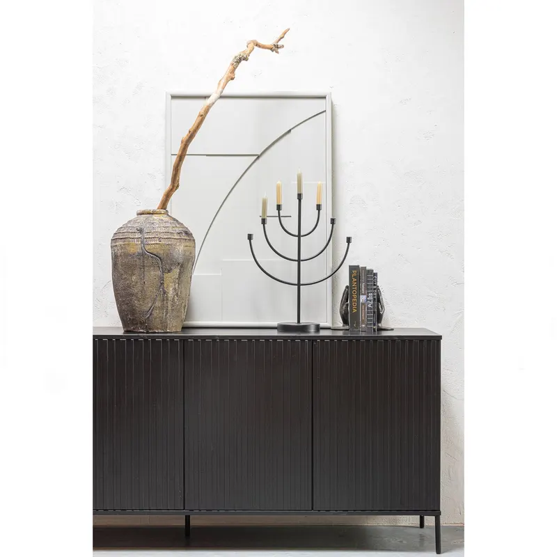New Gravure Sideboard mit vier Relieftüren, Schwarz, im Wohnraum, Ansicht 2