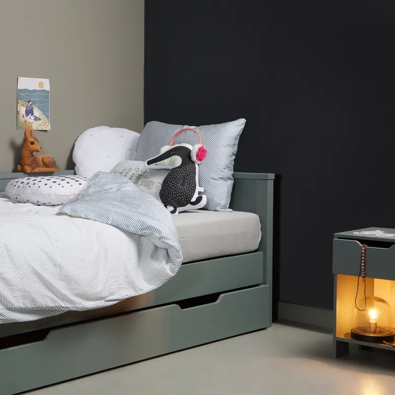 Nikki Sofabett aus gebürsteter Kiefer, Jadegrün, im Wohnraum