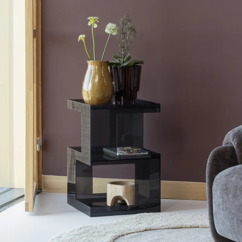 Noro Beistelltisch aus Acryl, Grau, im Wohnraum, Ansicht 2