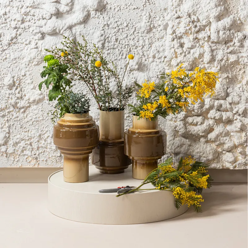 Orba Vase aus Metall, im Wohnraum, Ansicht 1
