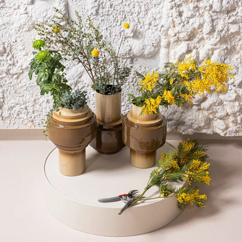 Orba Vase aus Metall, im Wohnraum, Ansicht 2