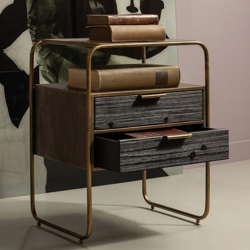 Polite Nachttisch, Antique brass, im Wohnraum