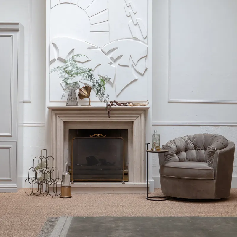 Position Beistelltisch aus Metall, Antique brass, im Wohnraum