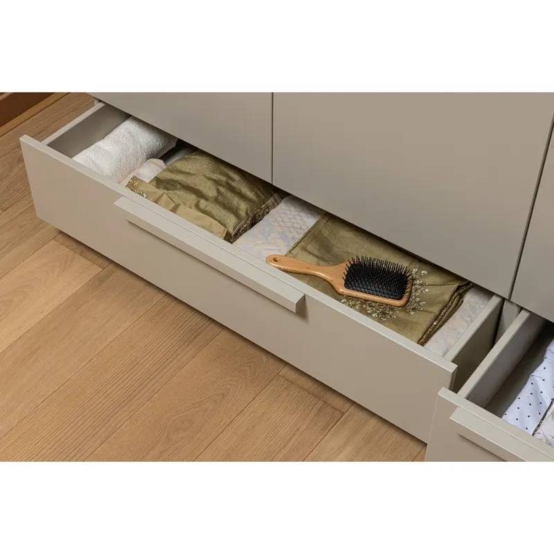 Pure Kleiderschrank aus Kiefer, Dust, im Wohnraum, Ansicht 1