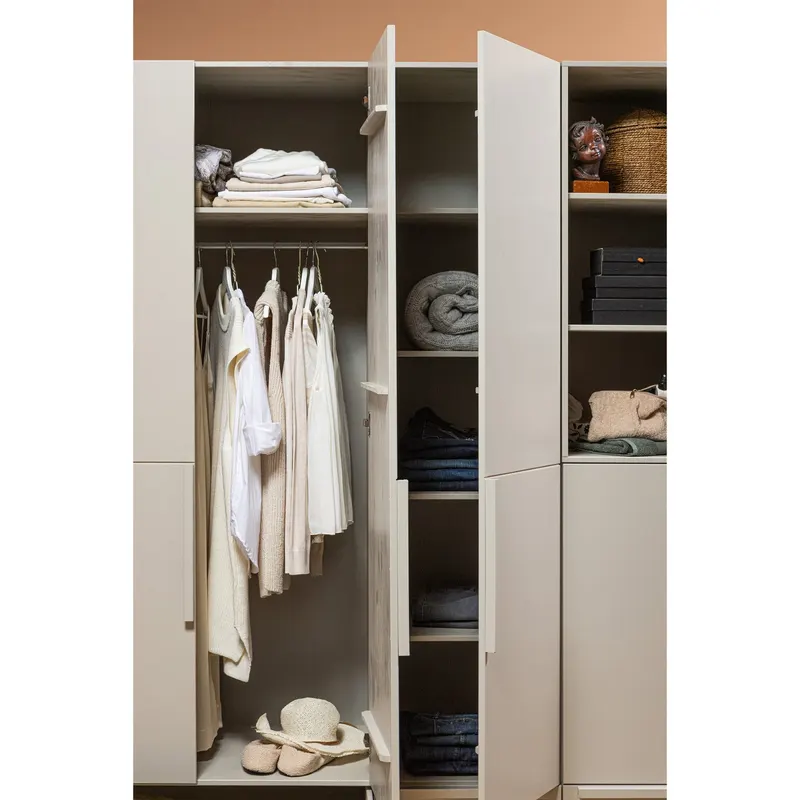 Pure Kleiderschrank aus Kiefer, Dust, im Wohnraum, Ansicht 2