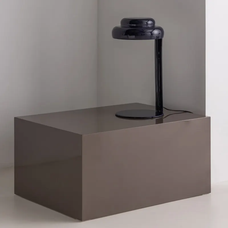Rassy Tischlampe aus Metall, Dunkelblau, im Wohnraum, Ansicht 1