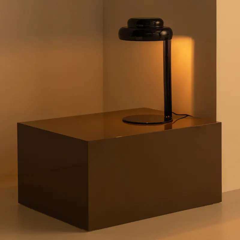 Rassy Tischlampe aus Metall, Dunkelblau, im Wohnraum, Ansicht 2