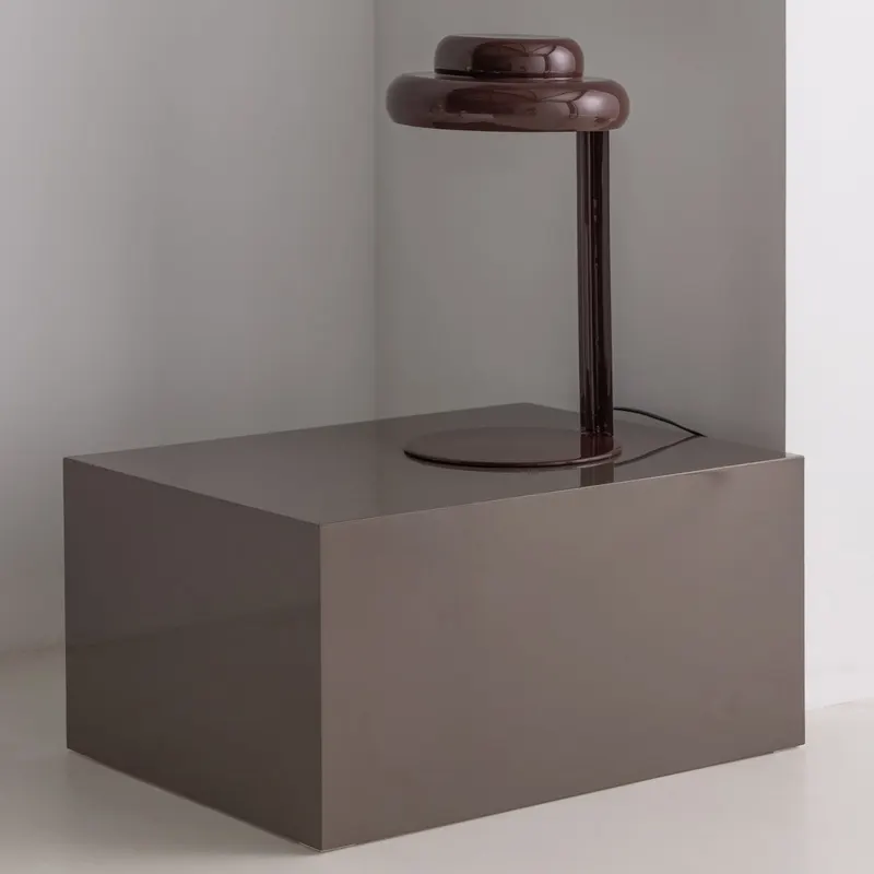 Rassy Tischlampe aus Metall, Burgunderrot, im Wohnraum, Ansicht 1