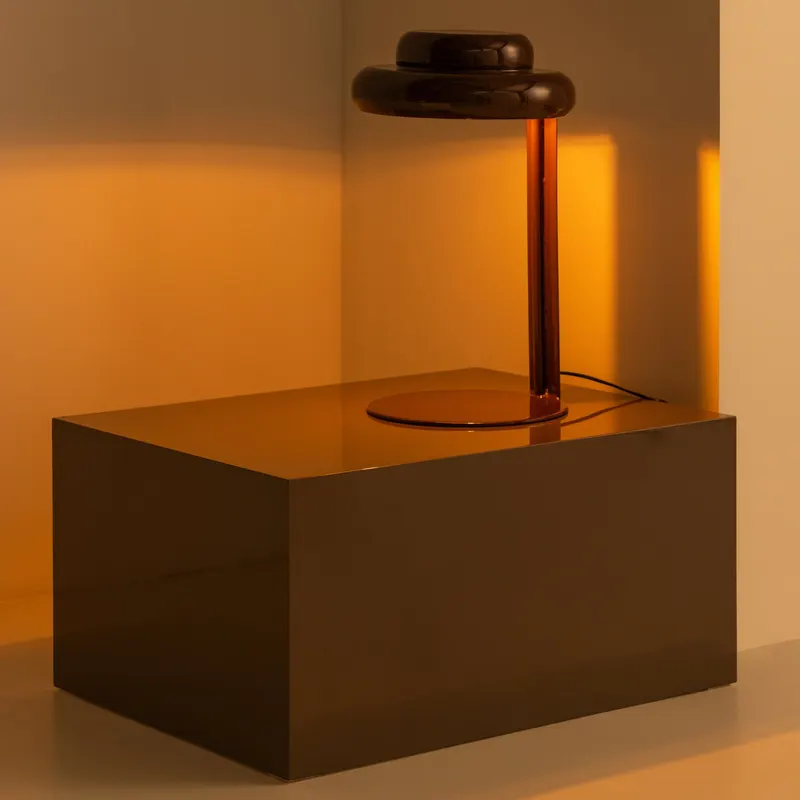 Rassy Tischlampe aus Metall, Burgunderrot, im Wohnraum, Ansicht 2