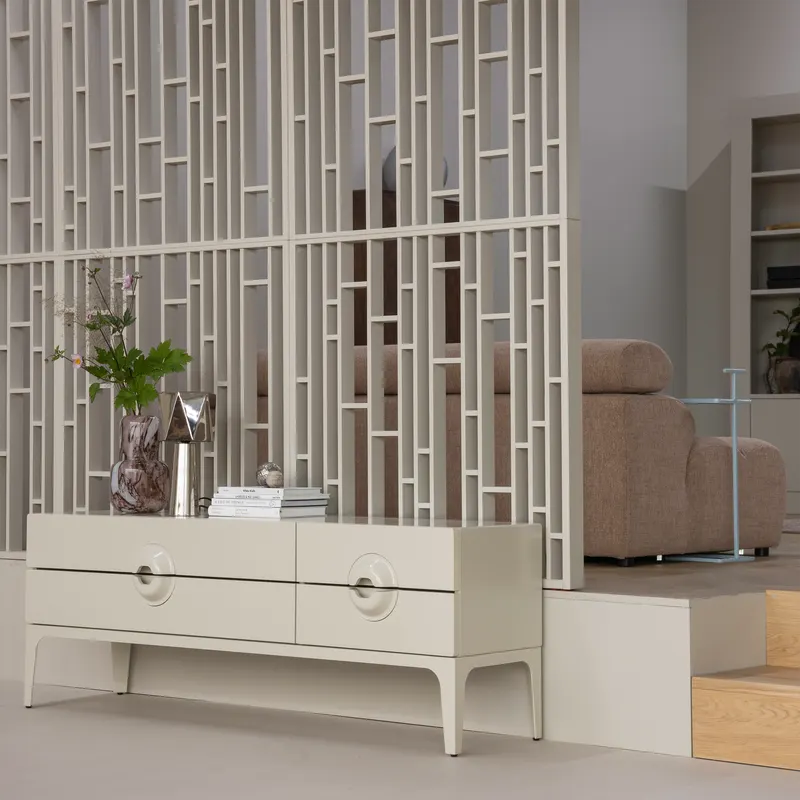 Rea Tischlampe aus Metall, Chrom, im Wohnraum, Ansicht 1