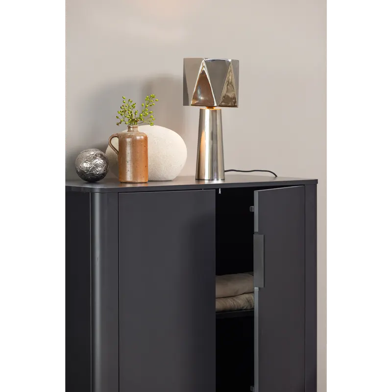Rea Tischlampe aus Metall, Chrom, im Wohnraum, Ansicht 2